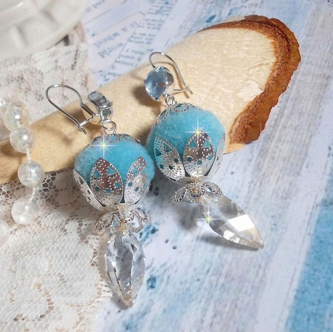 BO Azur&eacute;e Blue avec des pompons Bleu Ciel, cabochons et gouttes torsad&eacute;es en Cristal, coupelles et crochets en Argent 925/1000