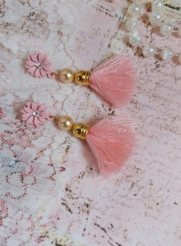 BO Baby Pink mont&eacute;es avec pompons, coquilles, perles rondes nacr&eacute;es cristal Swarovski et puces marguerites
