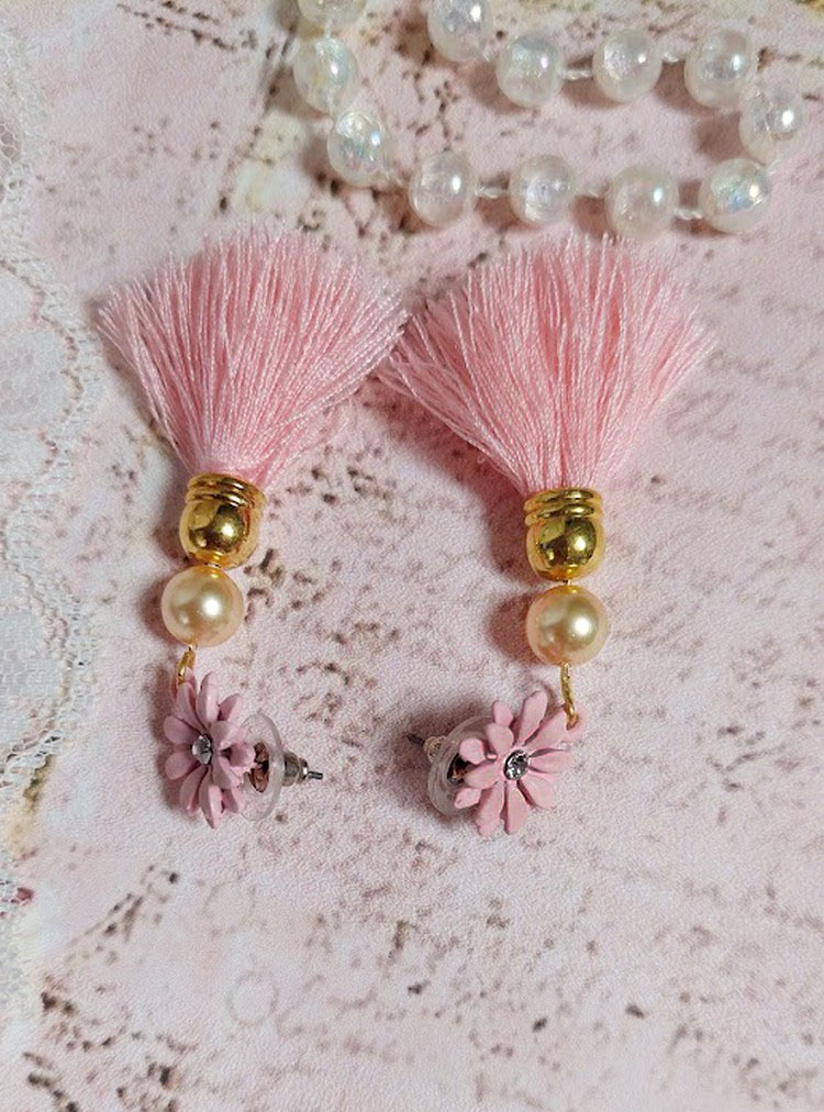 BO Baby Pink mont&eacute;es avec pompons, coquilles, perles rondes nacr&eacute;es cristal Swarovski et puces marguerites