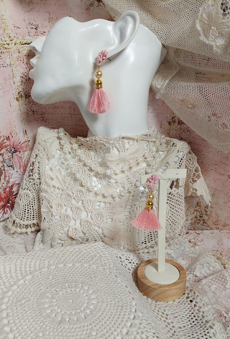 BO Baby Pink mont&eacute;es avec pompons, coquilles, perles rondes nacr&eacute;es cristal Swarovski et puces marguerites