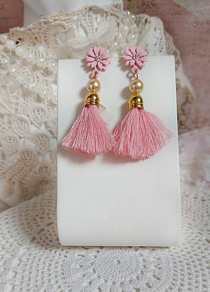 BO Baby Pink mont&eacute;es avec pompons, coquilles, perles rondes nacr&eacute;es cristal Swarovski et puces marguerites