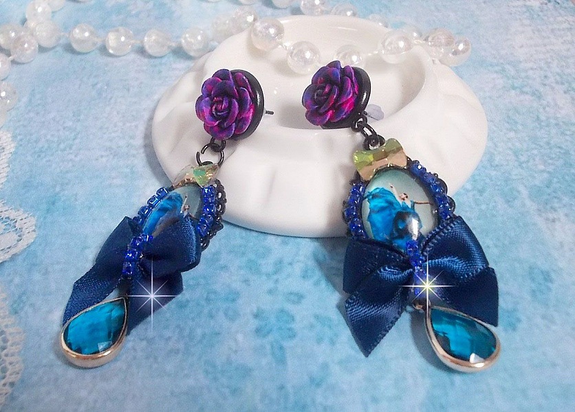 BO Ballerine In Blue en robe floue avec des n&oelig;uds en Satin et en Cristal, strass, roses en r&eacute;sine, perles en verre, perles en cristal de Quartz et clous d'oreilles en laiton