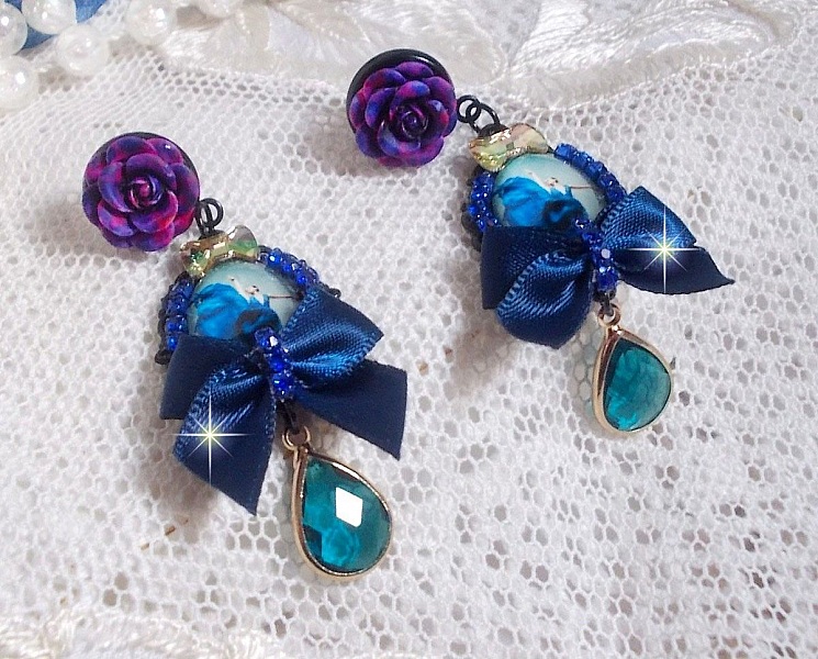 BO Ballerine In Blue en robe floue avec des n&oelig;uds en Satin et en Cristal, strass, roses en r&eacute;sine, perles en verre, perles en cristal de Quartz et clous d'oreilles en laiton