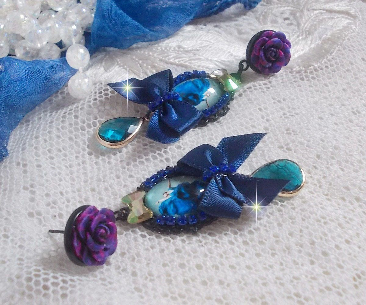 BO Ballerine In Blue en robe floue avec des n&oelig;uds en Satin et en Cristal, strass, roses en r&eacute;sine, perles en verre, perles en cristal de Quartz et clous d'oreilles en laiton