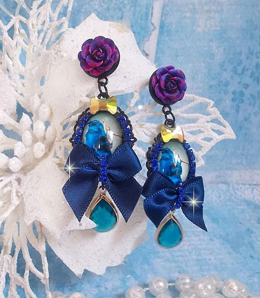 BO Ballerine In Blue en robe floue avec des n&oelig;uds en Satin et en Cristal, strass, roses en r&eacute;sine, perles en verre, perles en cristal de Quartz et clous d'oreilles en laiton