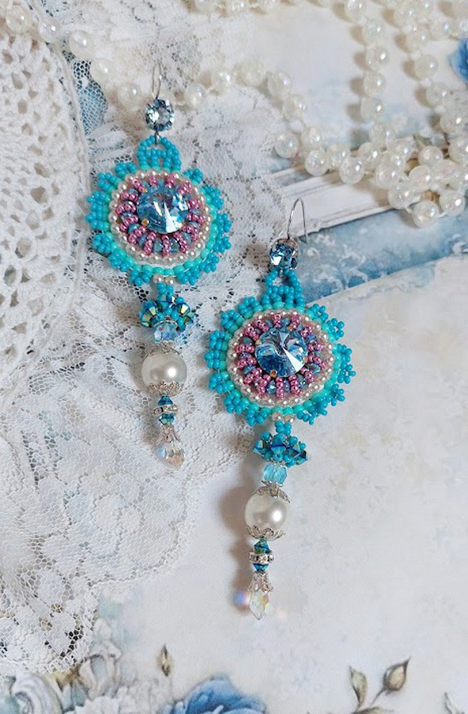 BO Beauty Alicia Blue brod&eacute;es avec rocailles, perles Cristal Swarovski et crochets en Argent 925