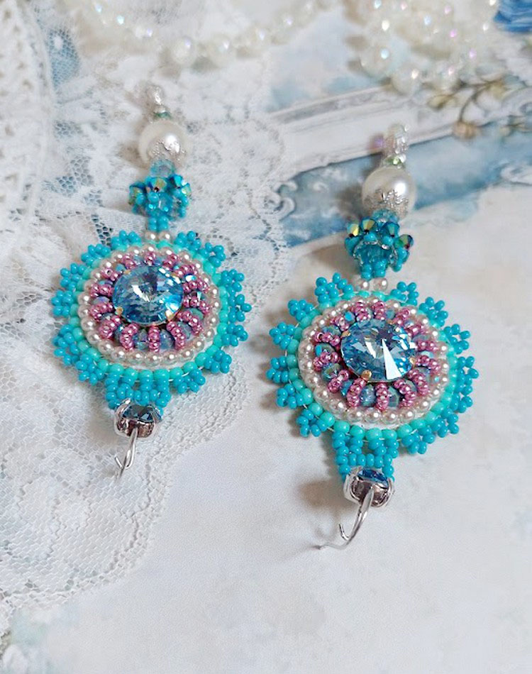 BO Beauty Alicia Blue brod&eacute;es avec rocailles, perles Cristal Swarovski et crochets en Argent 925