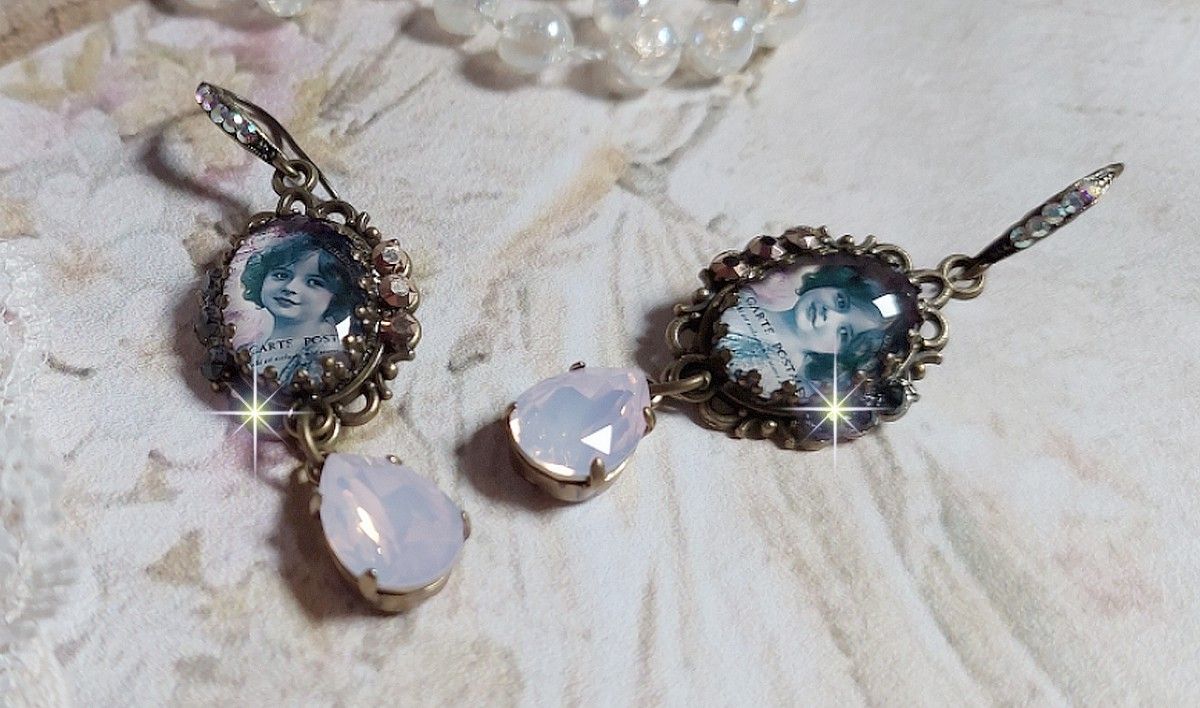 BO Beauty Vintage cr&eacute;&eacute;es avec des cabochons repr&eacute;sentant une jeune fille avec des cristaux de Swarovski et des accessoires de couleur Bronze