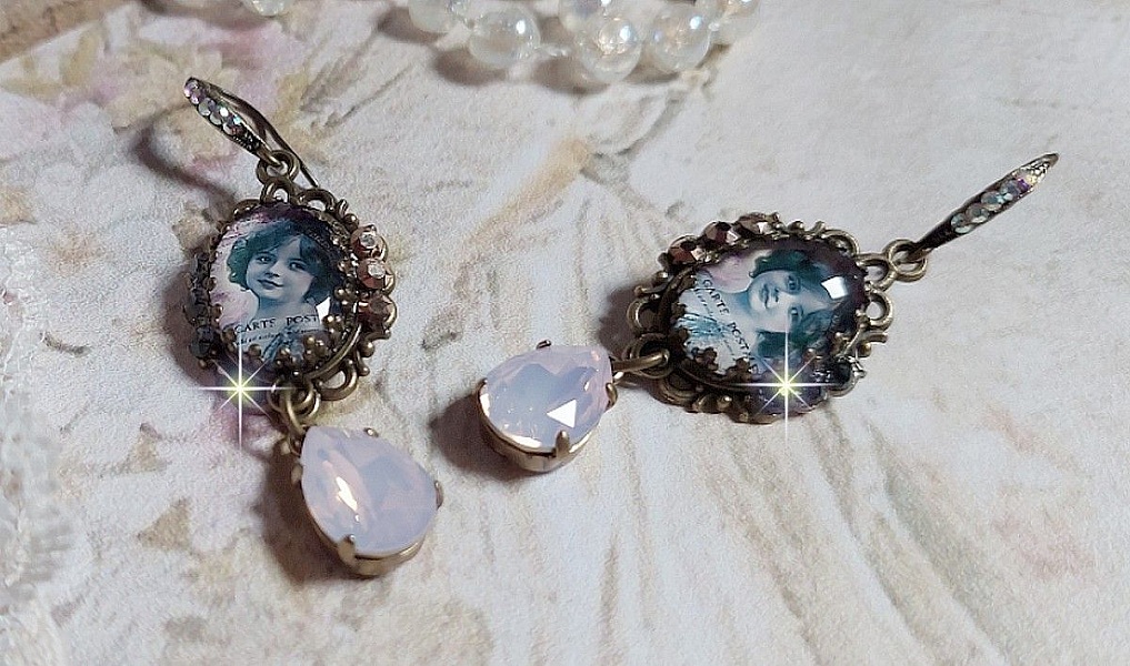 BO Beauty Vintage cr&eacute;&eacute;es avec des cabochons repr&eacute;sentant une jeune fille avec des cristaux de Swarovski et des accessoires de couleur Bronze