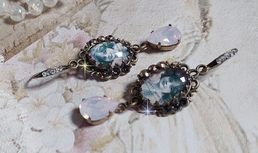 BO Beauty Vintage cr&eacute;&eacute;es avec des cabochons repr&eacute;sentant une jeune fille avec des cristaux de Swarovski et des accessoires de couleur Bronze