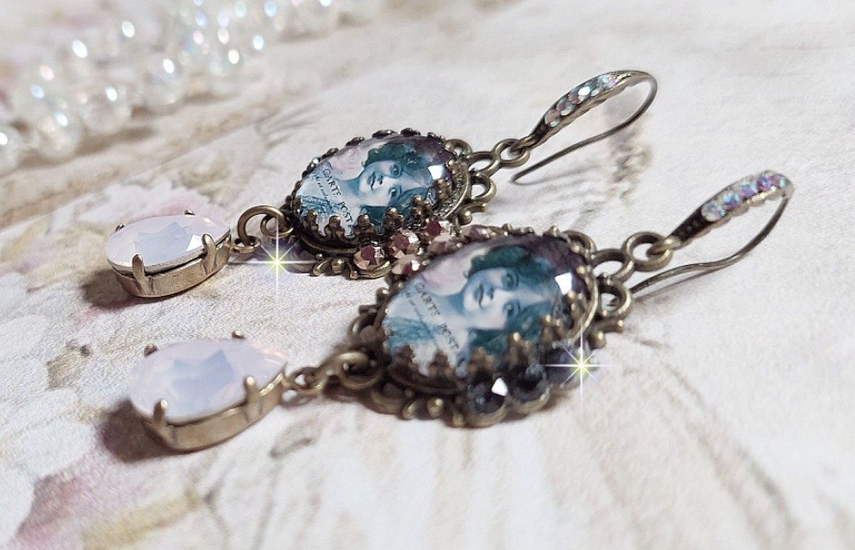 BO Beauty Vintage cr&eacute;&eacute;es avec des cabochons repr&eacute;sentant une jeune fille avec des cristaux de Swarovski et des accessoires de couleur Bronze