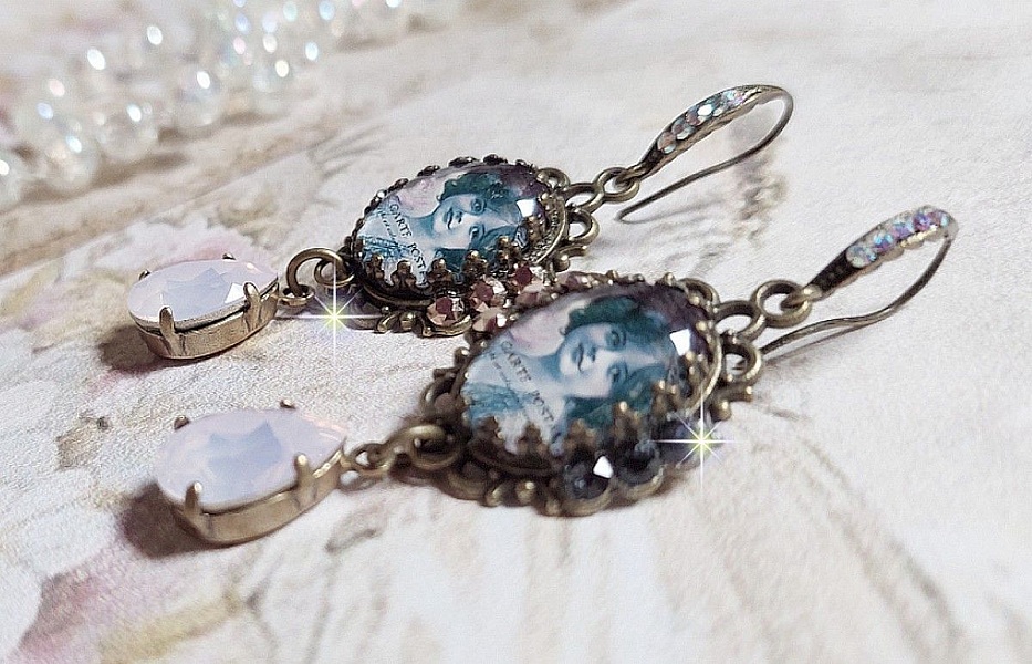 BO Beauty Vintage cr&eacute;&eacute;es avec des cabochons repr&eacute;sentant une jeune fille avec des cristaux de Swarovski et des accessoires de couleur Bronze