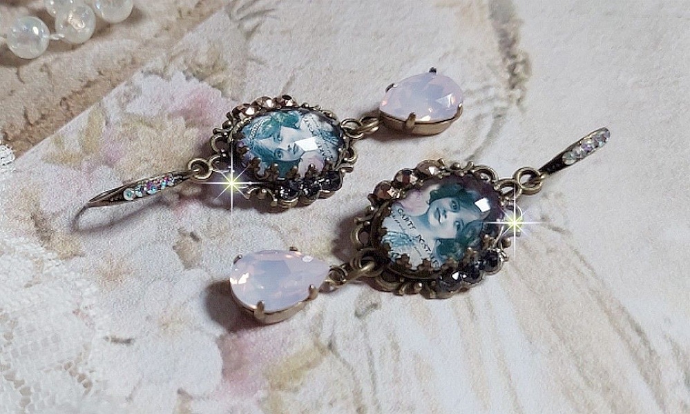 BO Beauty Vintage cr&eacute;&eacute;es avec des cabochons repr&eacute;sentant une jeune fille avec des cristaux de Swarovski et des accessoires de couleur Bronze
