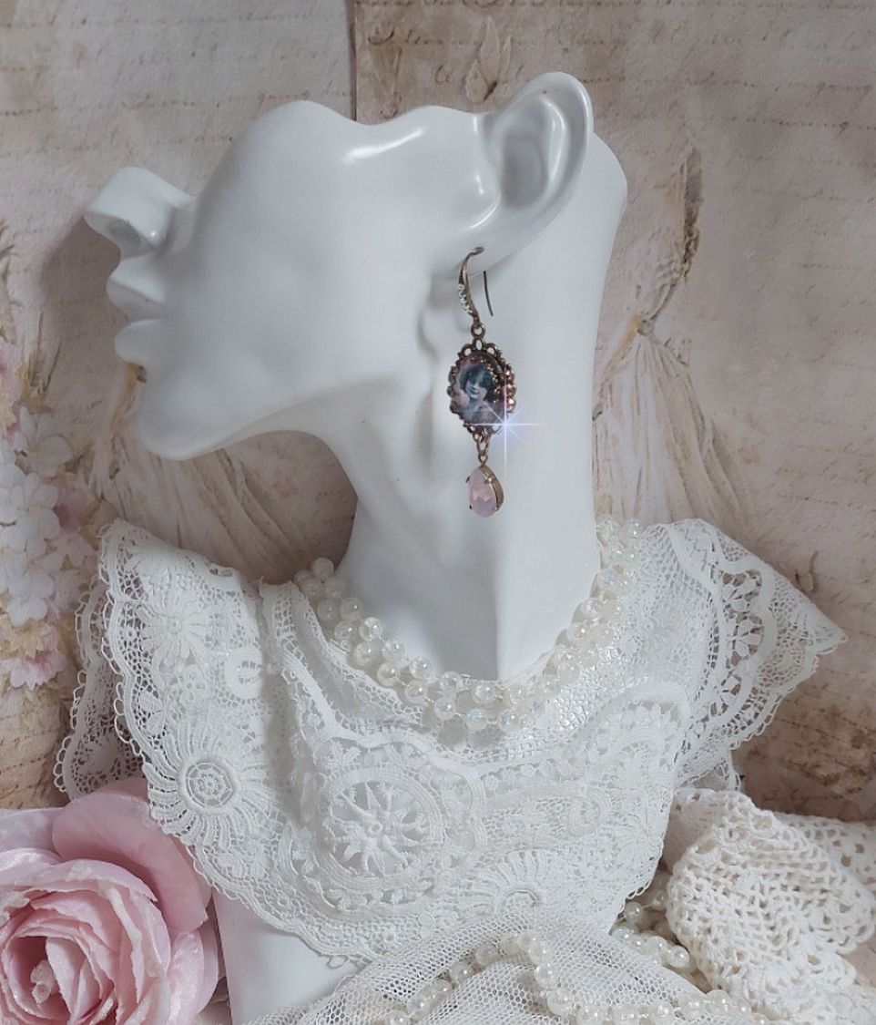 BO Beauty Vintage cr&eacute;&eacute;es avec des cabochons repr&eacute;sentant une jeune fille avec des cristaux de Swarovski et des accessoires de couleur Bronze
