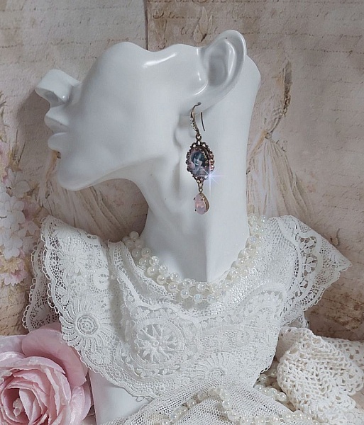BO Beauty Vintage cr&eacute;&eacute;es avec des cabochons repr&eacute;sentant une jeune fille avec des cristaux de Swarovski et des accessoires de couleur Bronze