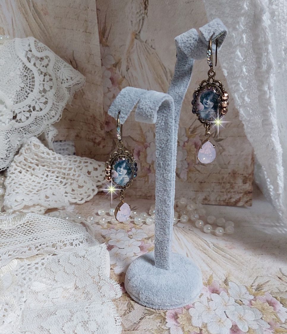 BO Beauty Vintage cr&eacute;&eacute;es avec des cabochons repr&eacute;sentant une jeune fille avec des cristaux de Swarovski et des accessoires de couleur Bronze