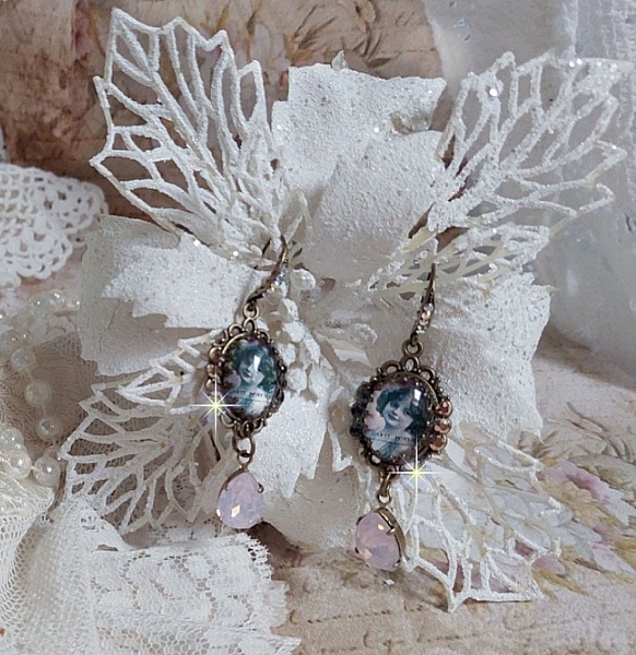 BO Beauty Vintage cr&eacute;&eacute;es avec des cabochons repr&eacute;sentant une jeune fille avec des cristaux de Swarovski et des accessoires de couleur Bronze