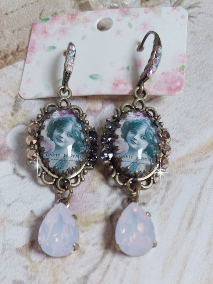 BO Beauty Vintage cr&eacute;&eacute;es avec des cabochons repr&eacute;sentant une jeune fille avec des cristaux de Swarovski et des accessoires de couleur Bronze