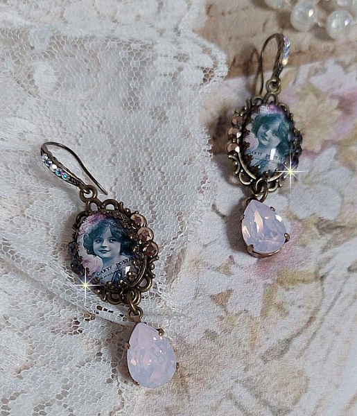 BO Beauty Vintage cr&eacute;&eacute;es avec des cabochons repr&eacute;sentant une jeune fille avec des cristaux de Swarovski et des accessoires de couleur Bronze