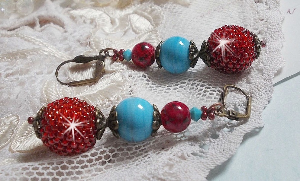 BO Bel&rsquo;Art brod&eacute;es avec des rocailles de couleur Vin sur des perles en bois &agrave; laquelle, perles en porcelaine, perles en verre marbr&eacute;es et dormeuses en Laiton
