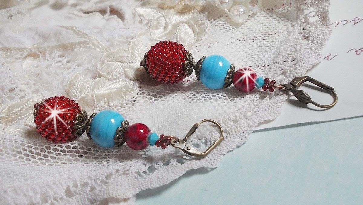 BO Bel&rsquo;Art brod&eacute;es avec des rocailles de couleur Vin sur des perles en bois &agrave; laquelle, perles en porcelaine, perles en verre marbr&eacute;es et dormeuses en Laiton