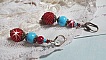BO Bel&rsquo;Art brod&eacute;es avec des rocailles de couleur Vin sur des perles en bois &agrave; laquelle, perles en porcelaine, perles en verre marbr&eacute;es et dormeuses en Laiton