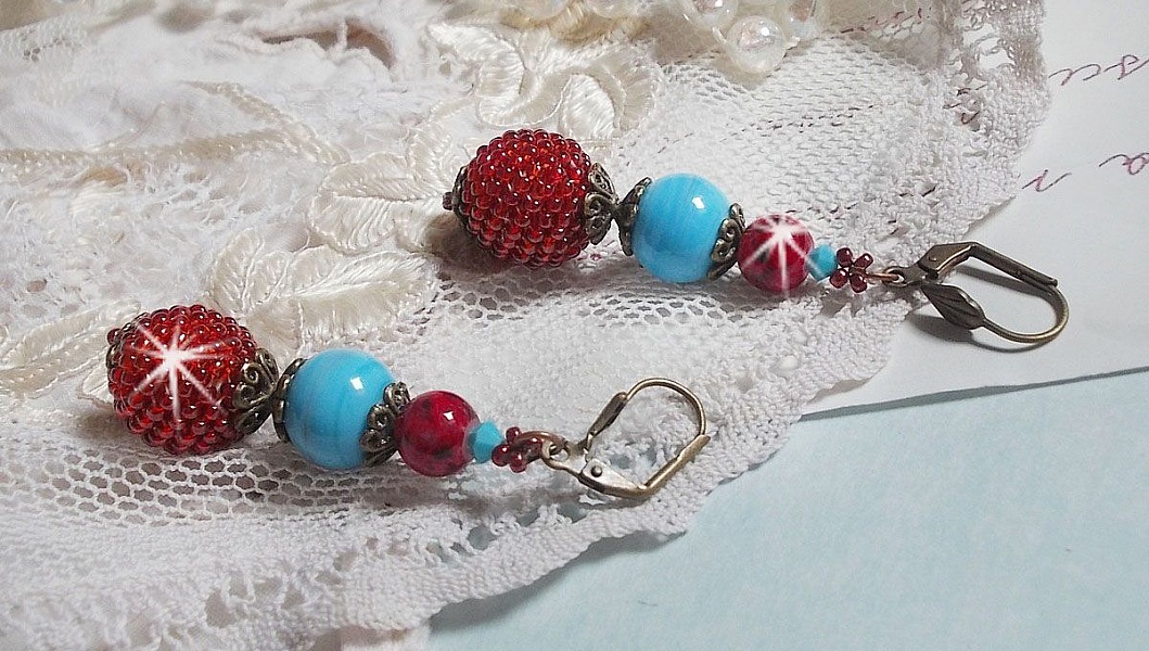 BO Bel&rsquo;Art brod&eacute;es avec des rocailles de couleur Vin sur des perles en bois &agrave; laquelle, perles en porcelaine, perles en verre marbr&eacute;es et dormeuses en Laiton