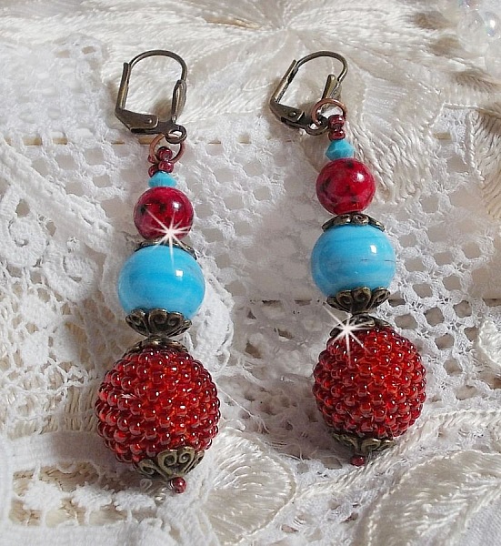 BO Bel&rsquo;Art brod&eacute;es avec des rocailles de couleur Vin sur des perles en bois &agrave; laquelle, perles en porcelaine, perles en verre marbr&eacute;es et dormeuses en Laiton