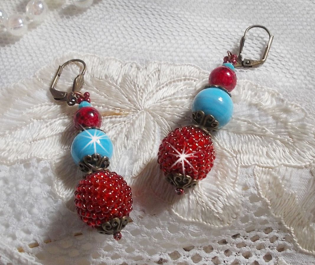 BO Bel&rsquo;Art brod&eacute;es avec des rocailles de couleur Vin sur des perles en bois &agrave; laquelle, perles en porcelaine, perles en verre marbr&eacute;es et dormeuses en Laiton