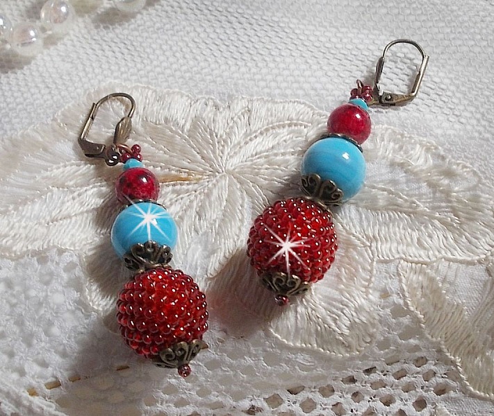 BO Bel&rsquo;Art brod&eacute;es avec des rocailles de couleur Vin sur des perles en bois &agrave; laquelle, perles en porcelaine, perles en verre marbr&eacute;es et dormeuses en Laiton
