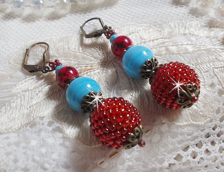 BO Bel&rsquo;Art brod&eacute;es avec des rocailles de couleur Vin sur des perles en bois &agrave; laquelle, perles en porcelaine, perles en verre marbr&eacute;es et dormeuses en Laiton