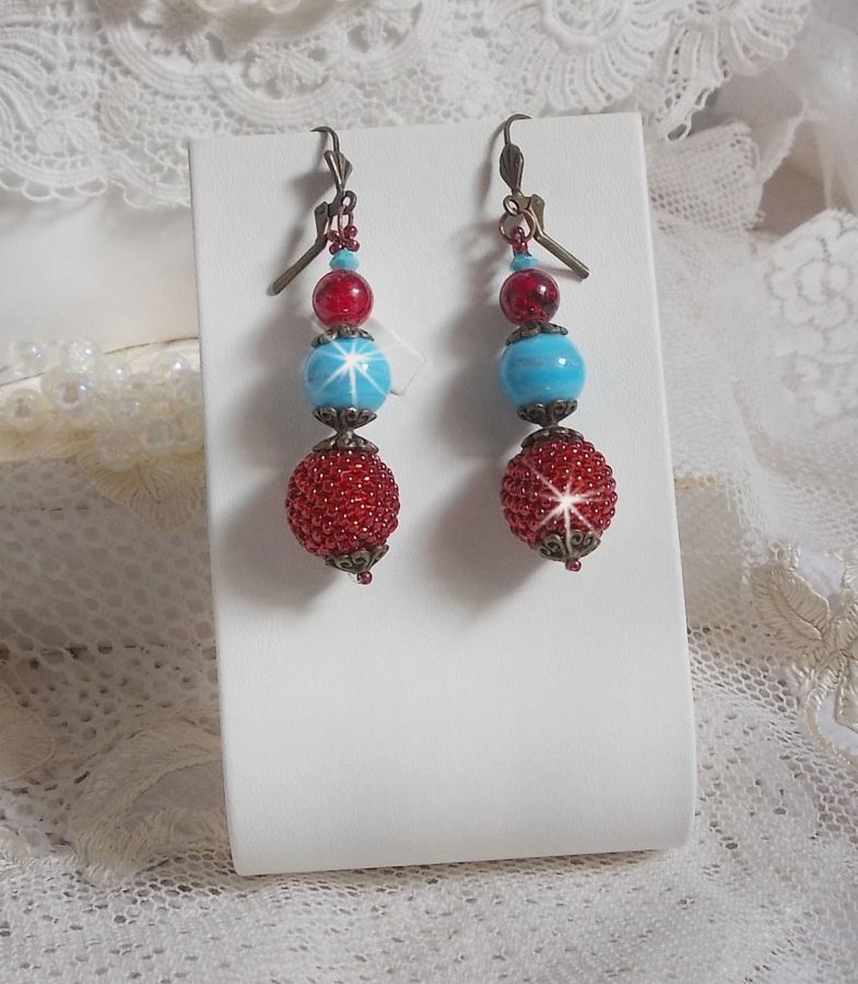 BO Bel&rsquo;Art brod&eacute;es avec des rocailles de couleur Vin sur des perles en bois &agrave; laquelle, perles en porcelaine, perles en verre marbr&eacute;es et dormeuses en Laiton