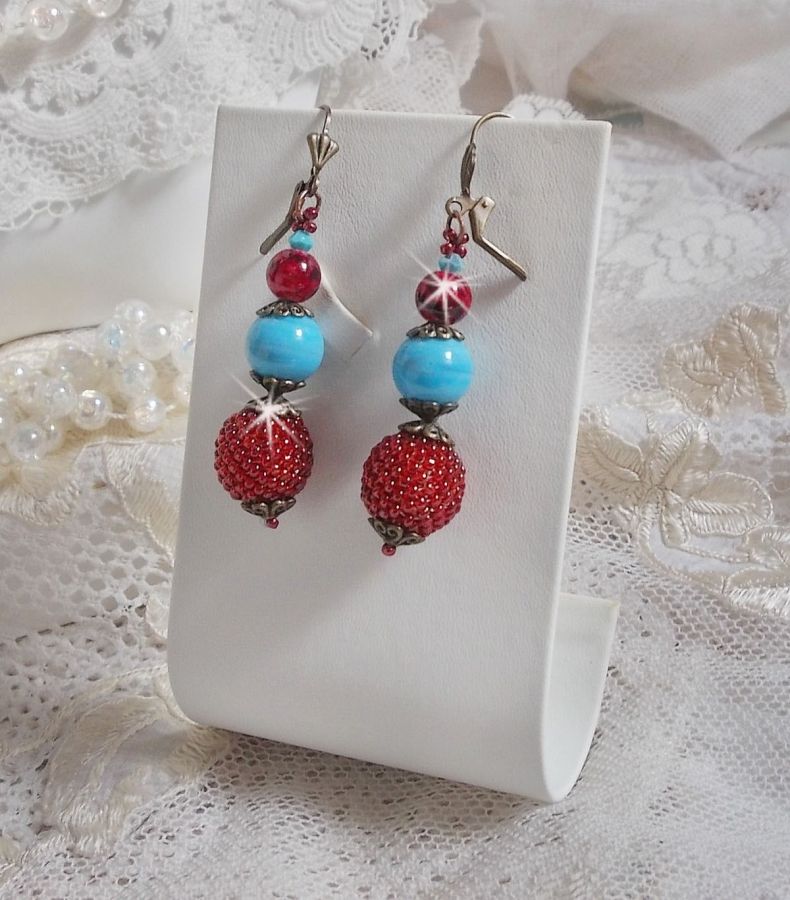 BO Bel&rsquo;Art brod&eacute;es avec des rocailles de couleur Vin sur des perles en bois &agrave; laquelle, perles en porcelaine, perles en verre marbr&eacute;es et dormeuses en Laiton