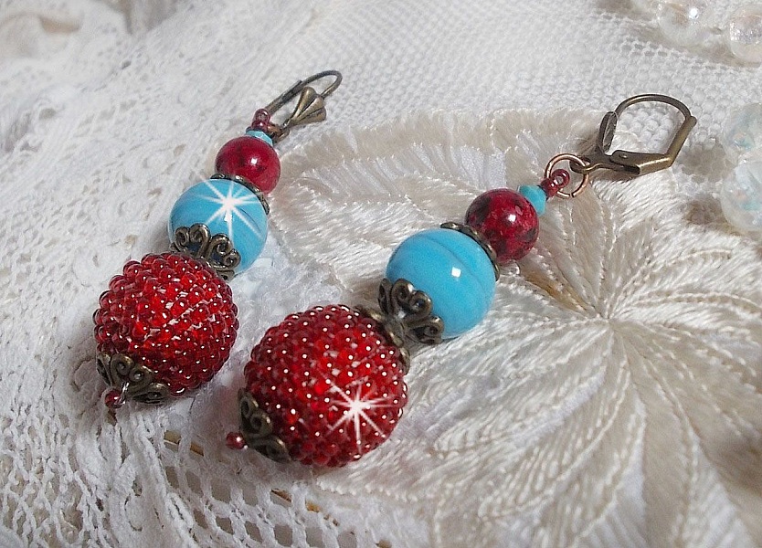 BO Bel&rsquo;Art brod&eacute;es avec des rocailles de couleur Vin sur des perles en bois &agrave; laquelle, perles en porcelaine, perles en verre marbr&eacute;es et dormeuses en Laiton