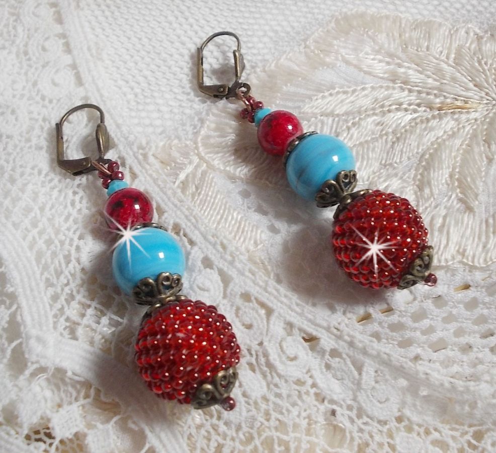 BO Bel&rsquo;Art brod&eacute;es avec des rocailles de couleur Vin sur des perles en bois &agrave; laquelle, perles en porcelaine, perles en verre marbr&eacute;es et dormeuses en Laiton