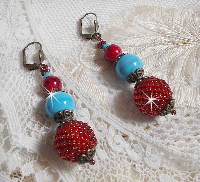 BO Bel&rsquo;Art brod&eacute;es avec des rocailles de couleur Vin sur des perles en bois &agrave; laquelle, perles en porcelaine, perles en verre marbr&eacute;es et dormeuses en Laiton