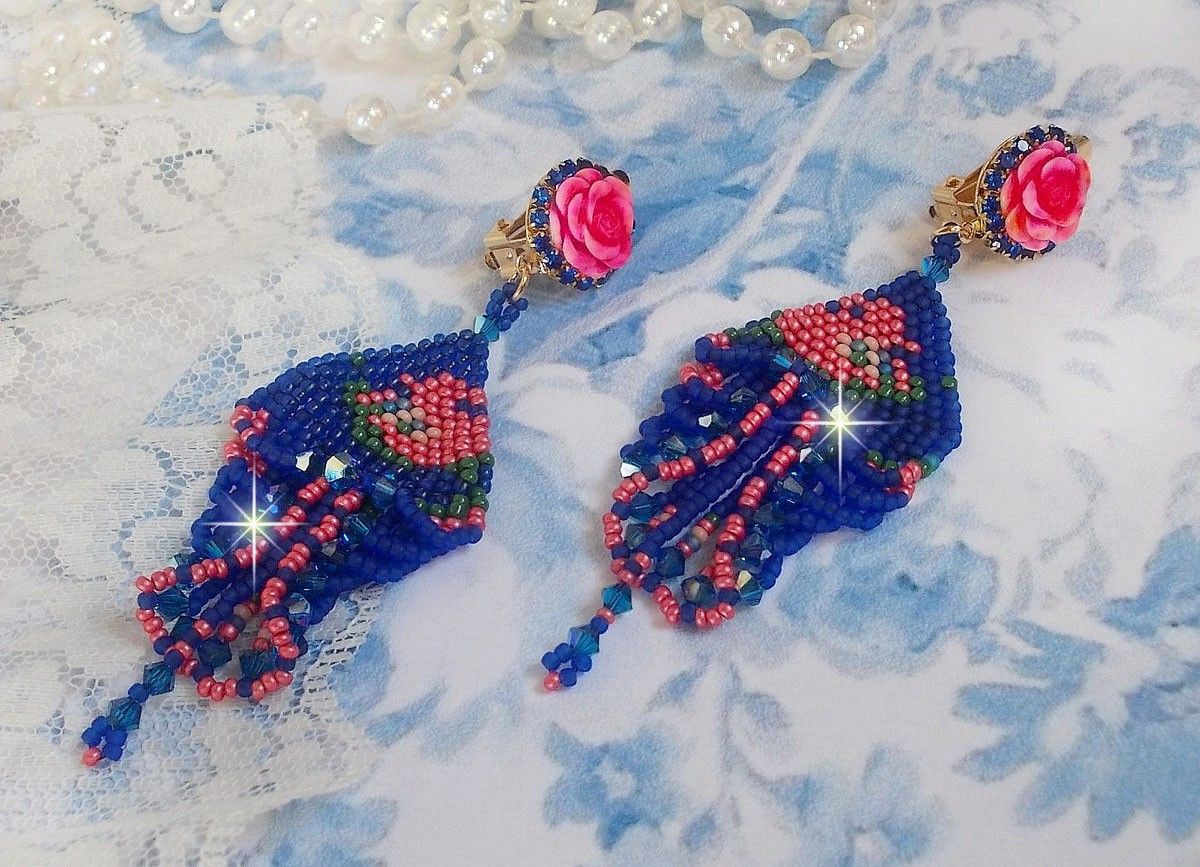 BO Bel&rsquo;Nuit Bleue avec cabochons en forme de roses en r&eacute;sine orn&eacute;s d&rsquo;une cha&icirc;ne strass Saphir &agrave; laquelle s&rsquo;ajoute des toupies et rocailles. Le tout est mont&eacute; sur clips Dor&eacute;s Laiton