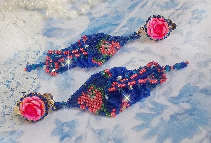 BO Bel&rsquo;Nuit Bleue avec cabochons en forme de roses en r&eacute;sine orn&eacute;s d&rsquo;une cha&icirc;ne strass Saphir &agrave; laquelle s&rsquo;ajoute des toupies et rocailles. Le tout est mont&eacute; sur clips Dor&eacute;s Laiton