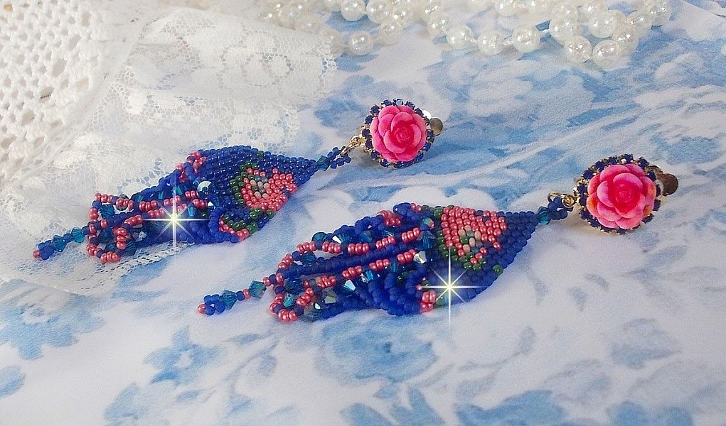 BO Bel&rsquo;Nuit Bleue avec cabochons en forme de roses en r&eacute;sine orn&eacute;s d&rsquo;une cha&icirc;ne strass Saphir &agrave; laquelle s&rsquo;ajoute des toupies et rocailles. Le tout est mont&eacute; sur clips Dor&eacute;s Laiton