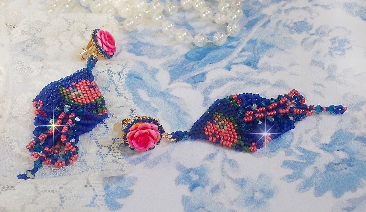 BO Bel&rsquo;Nuit Bleue avec cabochons en forme de roses en r&eacute;sine orn&eacute;s d&rsquo;une cha&icirc;ne strass Saphir &agrave; laquelle s&rsquo;ajoute des toupies et rocailles. Le tout est mont&eacute; sur clips Dor&eacute;s Laiton