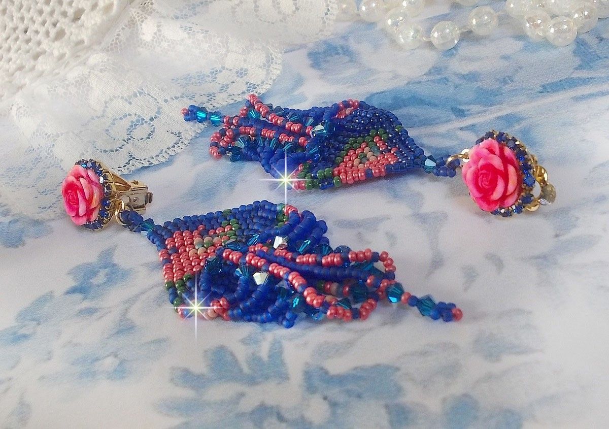 BO Bel&rsquo;Nuit Bleue avec cabochons en forme de roses en r&eacute;sine orn&eacute;s d&rsquo;une cha&icirc;ne strass Saphir &agrave; laquelle s&rsquo;ajoute des toupies et rocailles. Le tout est mont&eacute; sur clips Dor&eacute;s Laiton
