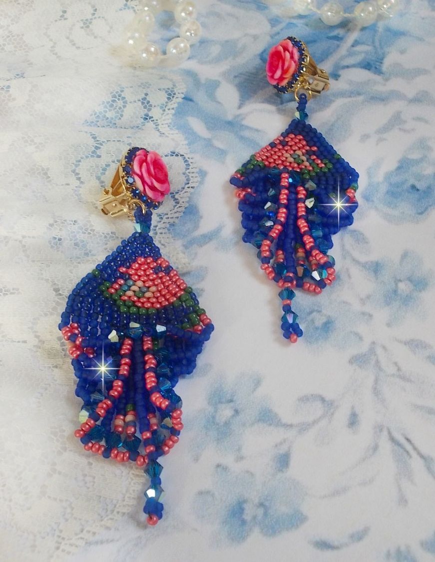 BO Bel&rsquo;Nuit Bleue avec cabochons en forme de roses en r&eacute;sine orn&eacute;s d&rsquo;une cha&icirc;ne strass Saphir &agrave; laquelle s&rsquo;ajoute des toupies et rocailles. Le tout est mont&eacute; sur clips Dor&eacute;s Laiton