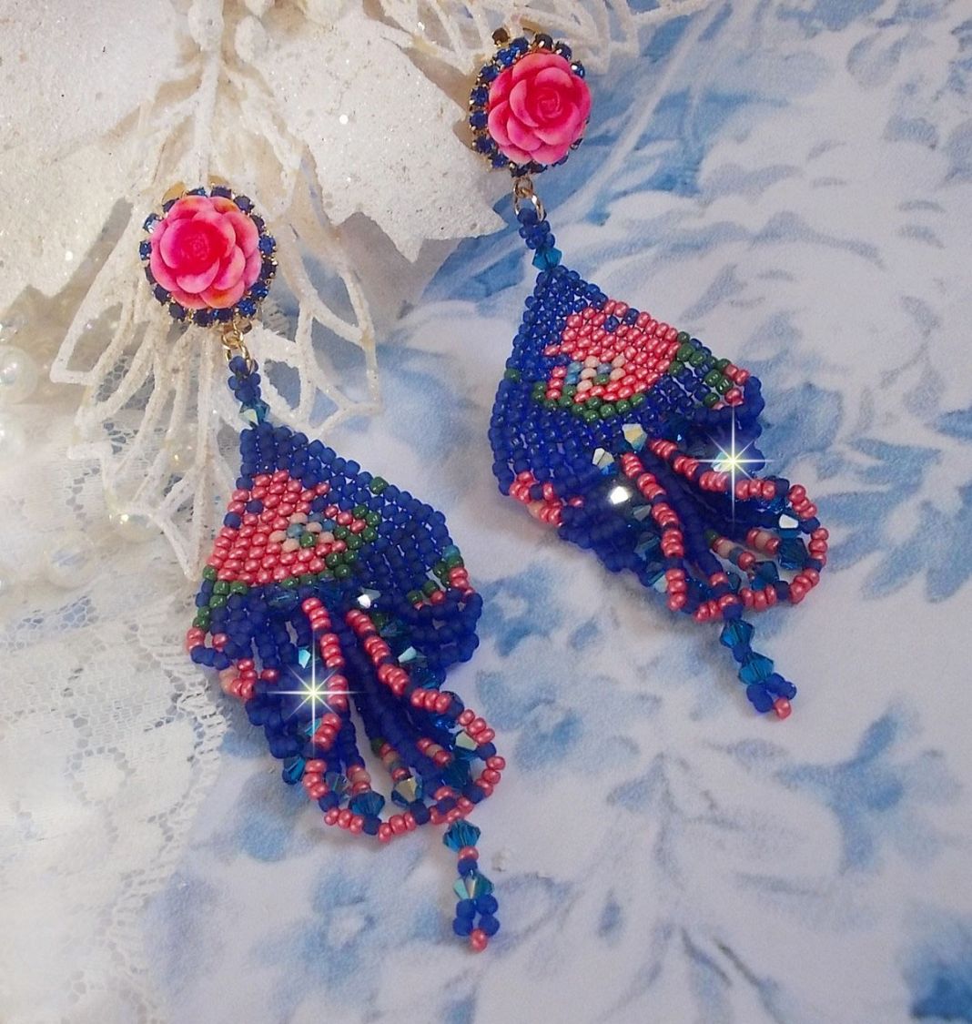 BO Bel&rsquo;Nuit Bleue avec cabochons en forme de roses en r&eacute;sine orn&eacute;s d&rsquo;une cha&icirc;ne strass Saphir &agrave; laquelle s&rsquo;ajoute des toupies et rocailles. Le tout est mont&eacute; sur clips Dor&eacute;s Laiton