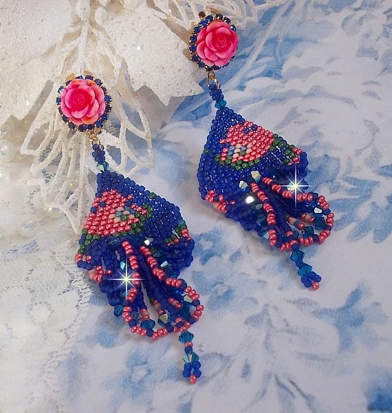 BO Bel&rsquo;Nuit Bleue avec cabochons en forme de roses en r&eacute;sine orn&eacute;s d&rsquo;une cha&icirc;ne strass Saphir &agrave; laquelle s&rsquo;ajoute des toupies et rocailles. Le tout est mont&eacute; sur clips Dor&eacute;s Laiton