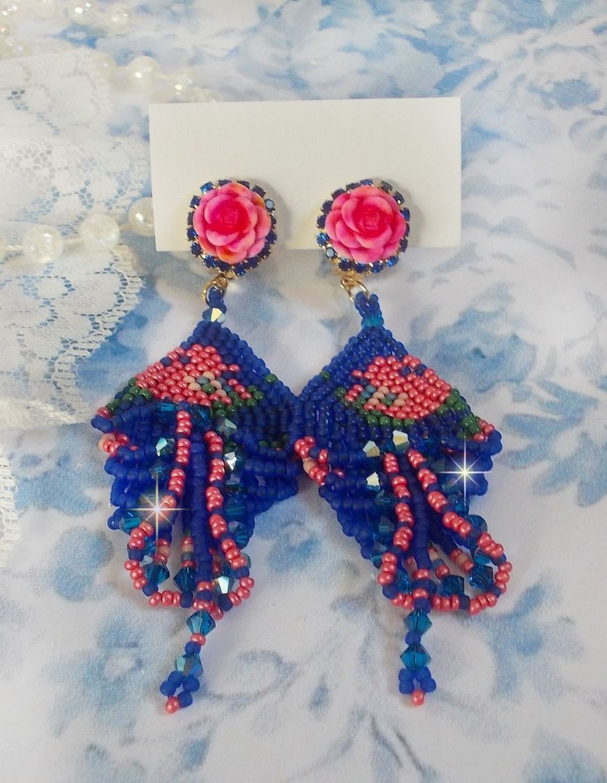 BO Bel&rsquo;Nuit Bleue avec cabochons en forme de roses en r&eacute;sine orn&eacute;s d&rsquo;une cha&icirc;ne strass Saphir &agrave; laquelle s&rsquo;ajoute des toupies et rocailles. Le tout est mont&eacute; sur clips Dor&eacute;s Laiton