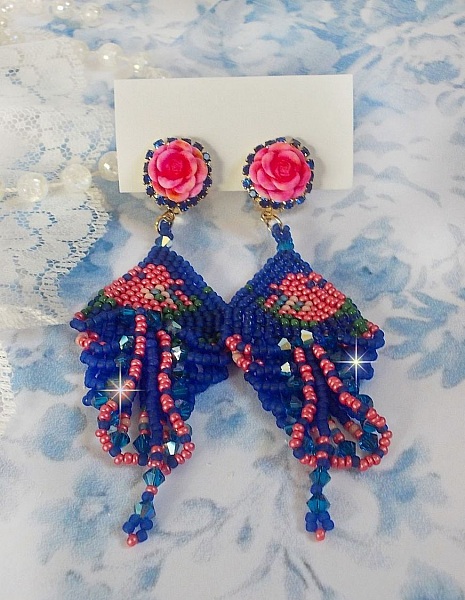 BO Bel&rsquo;Nuit Bleue avec cabochons en forme de roses en r&eacute;sine orn&eacute;s d&rsquo;une cha&icirc;ne strass Saphir &agrave; laquelle s&rsquo;ajoute des toupies et rocailles. Le tout est mont&eacute; sur clips Dor&eacute;s Laiton