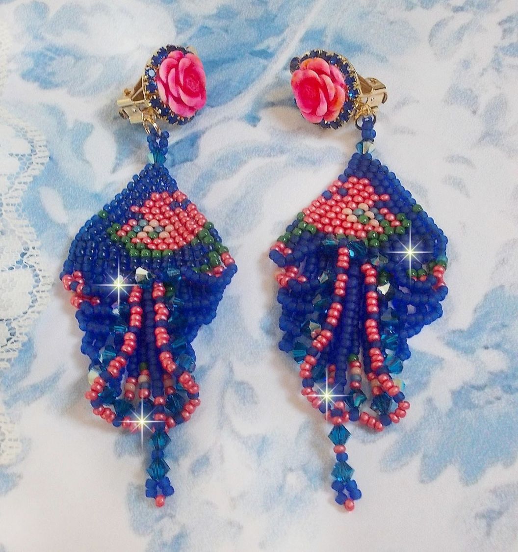 BO Bel&rsquo;Nuit Bleue avec cabochons en forme de roses en r&eacute;sine orn&eacute;s d&rsquo;une cha&icirc;ne strass Saphir &agrave; laquelle s&rsquo;ajoute des toupies et rocailles. Le tout est mont&eacute; sur clips Dor&eacute;s Laiton