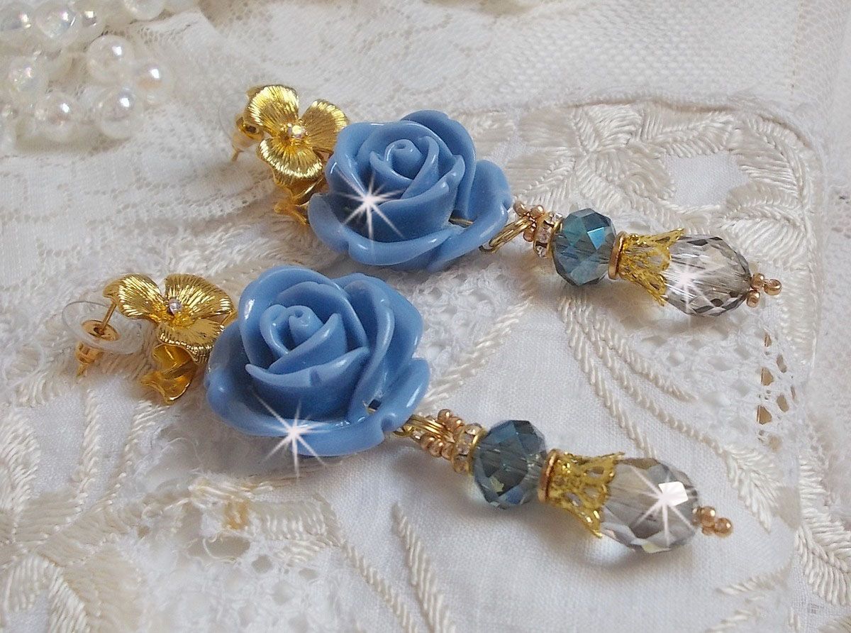 BO Bell&rsquo;issim Rose Bleu Barbeau avec des roses en r&eacute;sine, cabochons Cristal AB, gouttes facett&eacute;es, perles rondes en verre de boh&egrave;me, coupelles et clous d'oreilles en laiton