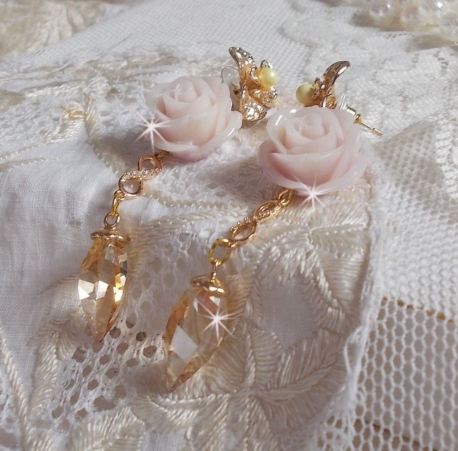 BO Bell&rsquo;issim Rose Violine avec des roses en r&eacute;sine, perles rondes nacr&eacute;es, gouttes Twisted Drop Cristal, intercalaires fa&ccedil;on infini et b&eacute;li&egrave;res en Plaqu&eacute; Or