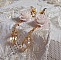 BO Bell&rsquo;issim Rose Violine avec des roses en r&eacute;sine, perles rondes nacr&eacute;es, gouttes Twisted Drop Cristal, intercalaires fa&ccedil;on infini et b&eacute;li&egrave;res en Plaqu&eacute; Or